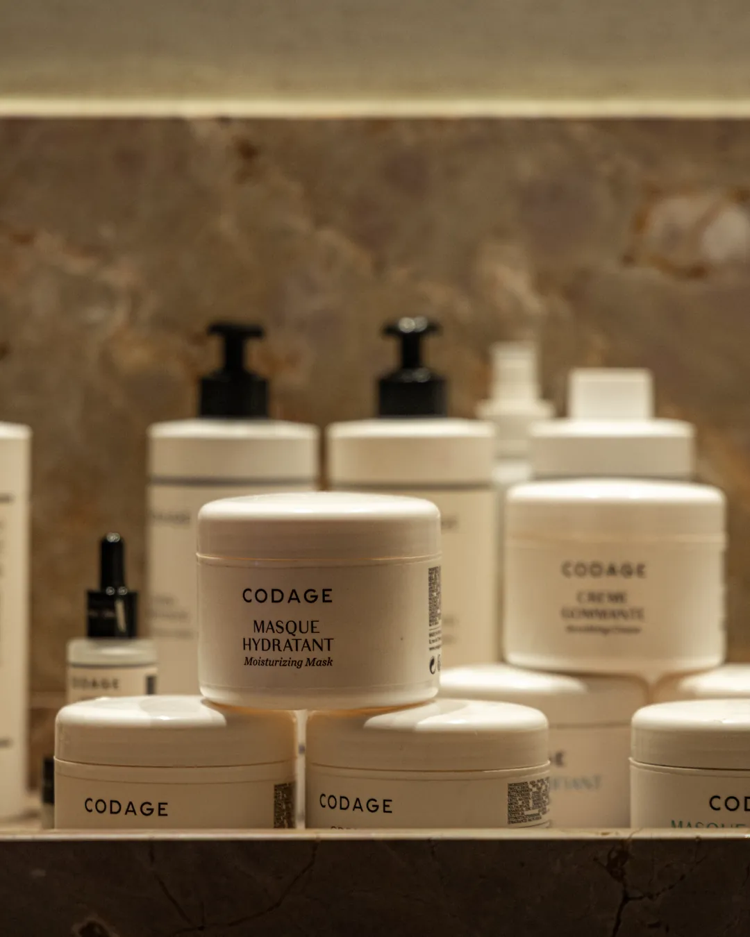 Les soins Codage alignés sur le marbre : masque hydratant, crèmes et sérums