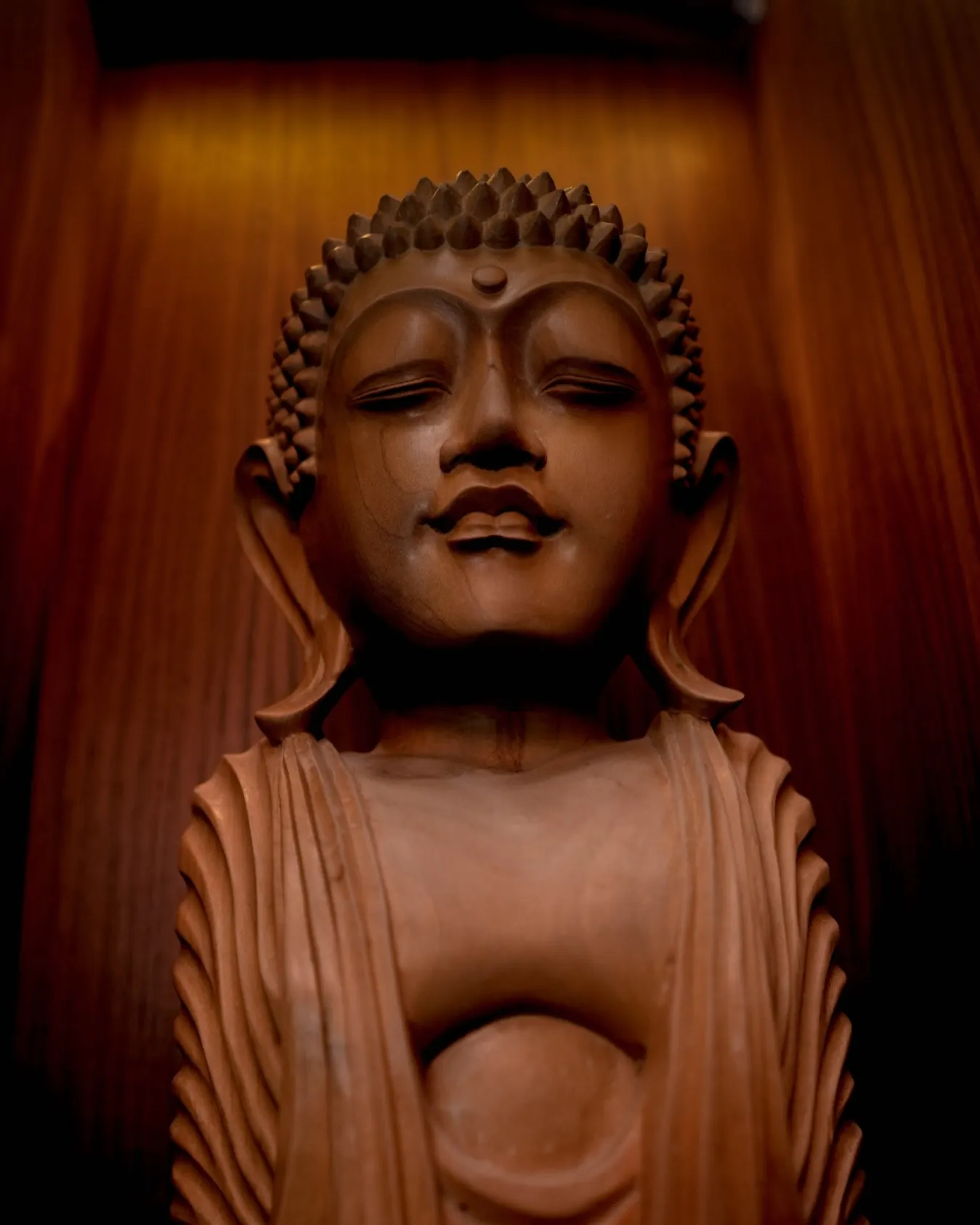 Une figure sculptée dans le bois, éclairée d'en haut